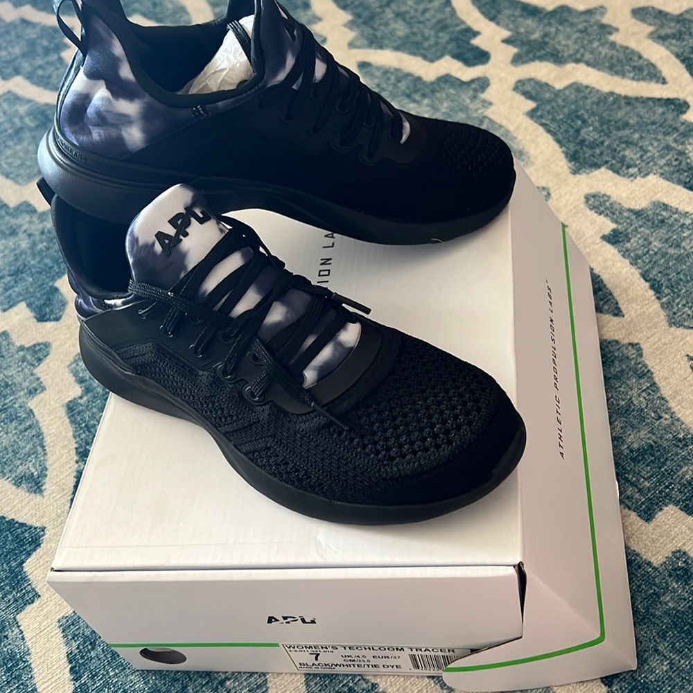 BRAND NEW unworn APL Women’s Techloom Tracer in Black/White/Tie Dye.